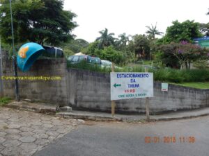 Observe que há uma sequência de fotos, comprovada pelo tipo de calçamento de onde começa sua aventura.