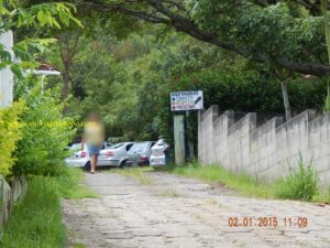 Á direita, no final desta rua, há uma placa. Ali começa a trilha de 3 km. para Naufragados. 
