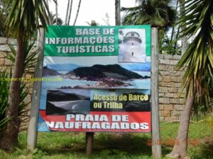 Os barcos saem de uma pequena praia próxima a este local e levam cerca de 15 minutos para chegar a Naufragados. O ponto final do citado ônibus fica em um Largo onde logo podemos ver úteis informações.