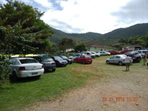 Na temporada de Verão o movimento na trilha é grande e nem sempre os estacionamentos, apesar de espaçosos, comportam o número de automóveis.