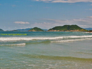 O mar não estava prá surfista, mas para chegarmos até ao barco também não foi fácil porque tivemos que passar pelas ondas segurando nossos pertences com os braços para o alto.