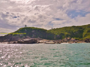 A dificuldade maior para trilharmos os 3 km, e posteriormente subirmos no barco "em alto mar", deveu-se à nossa idade. Dois idosos aventureiros só podia dar nisso.