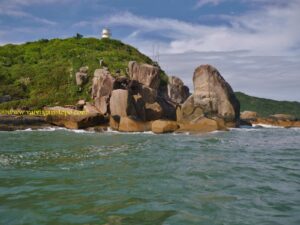 A volta da aventura foi proveitosa, merecidamente, porque o barqueiro não se distanciou da ilha e tivemos como apreciar esta parte que constitui, literalmente, o ponto sul da Ilha de Santa Catarina.