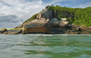 Na segunda metade do século XIX construíram o farol com a finalidade de diminuir os naufrágios naquela área. Está a 42,6 m acima do nível do mar.