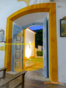 Porta Lateral Direita. Entardecer.