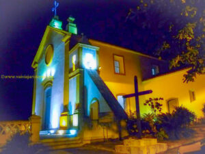 À noite a iluminação da igreja impacta. Parece que tudo ganha mais destaque.