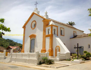 Igreja de N. S. das Necessidades. A simplicidade de sua fachada contrasta com a riqueza artística de seu interior.