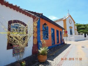 A chegada ao Centrinho de Santo Antonio dá-se pela avenida à direita.