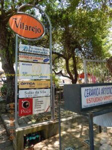 Painel indicativo do comércio existente no quarteirão.