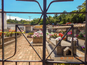 O cemitério bem no Centro de Santo Antonio e ao lado da igreja tal qual vemos em pequenas cidades do interior.