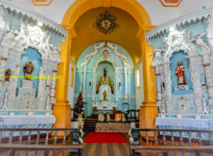 No altar-mor imagens de Sto Antonio e de N. S. das Necessidades. Foto tomada de dia.
