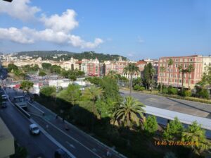 Vista à esquerda da sacada. Destaque para os prédios avermelhados da Cidade Antiga.