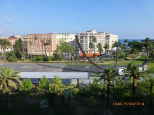 Arco de Bernar Venet, notável artista francês.
