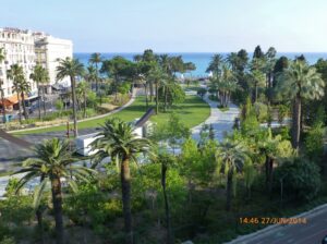 ardim Alberto I. No canto esquerdo, vê-se o Arco de Bernar Venet, notável artista francês. Foto clicado do antigo hotel, alvo desta postagem.
