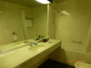 Chuveiro dentro de uma banheira confortável.