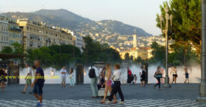 Espelho d'água na Promenade du Paillon, próximo à Praça Massena.