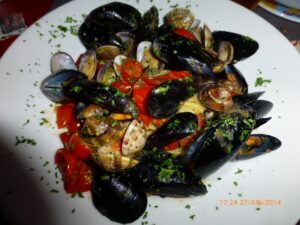 Pergunta valendo prêmio: Onde está o espaguete??? Hein?... Hein?... Ali mesmo. Achooouuu!!!