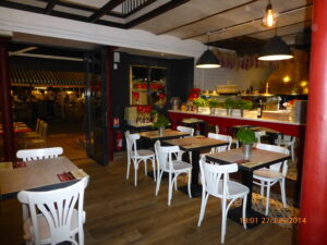 Salão bem decorado. Neste dia, o da inauguração da casa, o restaurante encheu.