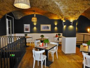 Costumo dizer que o que importa é o prato estar saboroso, independe de decoração. Afinal, não como paredes. Mas que um ambiente bonito é um tempero à parte, ah... isso é.