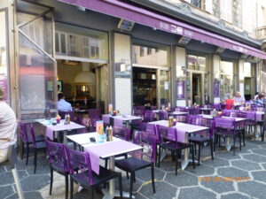 E aqui encontramos o café da manhã bem mais em conta e onde jantamos algumas vezes - Brasserie La Lorraine.