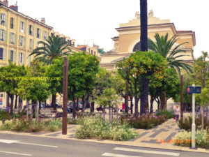 Laranjeiras e palmeiras enriquecem os jardins em frente à Igreja de São João Batista.