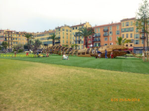 No imenso gramado da Promenade du Paillon um bom divertimento para as crianças - esqueleto de baleia em madeira.