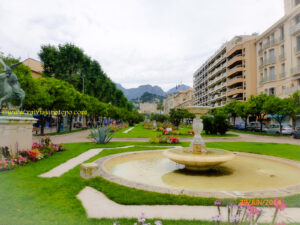 Jardin de Biovès. À esquerda, Avenue du Verdun; à direita, Avenue de Boyer.