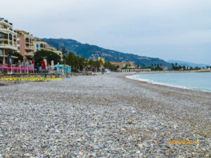 Praia do Fossan. Tal quem em Nice, não há areia nas praias, mas seixos rolados.