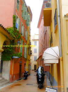 Rua na parte antiga de Menton.