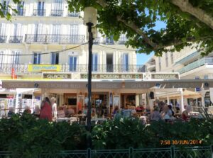 Aqui no Poussin Bleu, ao chegarmos a St. Raphael, tomamos um bonito café com leite, pão, geléia etc.  Foi bem melhor que o decepcionante almoço.