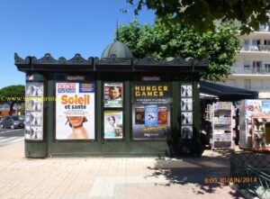 Os quiosques franceses para venda de jornais e revistas são obras de arte. Promenade René Coty.