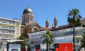 O sagrado e o profano: Igreja N. S. da Vitória e o Cassino Barrière.