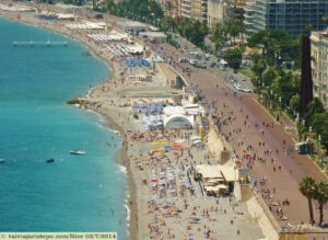 A praia que se vê em primeiro plano chama-se Plage Beau Rivage. Após a ponta de pedras à esquerda, ela passa a se chamar Plage du Centenaire.