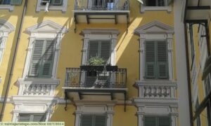 A denúncia da técnica deveu-se à pintura dos balaústres, mas mesmo assim continuei colocando em dúvida se os frontões, molduras das janelas e balcões eram reais ou não.