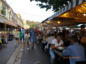 Movimento dos restaurantes na parte da tarde, hora em que os turistas já se deliciaram com banhos de água gelada das praias do Mediterrâneo.
