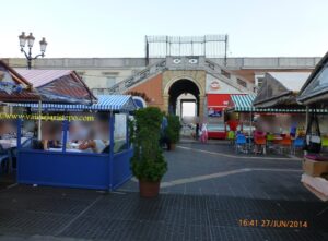 Passsagem do Cours Saleya para a beira mar.