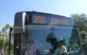 Fachada do ônibus que sai de Nice para Biot. Este õnibus pára em frente à Pça Alberto I.