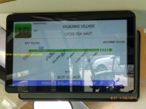 Para quem desconhece que os ônibus são equipados com avisos luminosos que anunciam as próximas paradas, usarão o celular para fotografá-lo embora seja desnecessário.