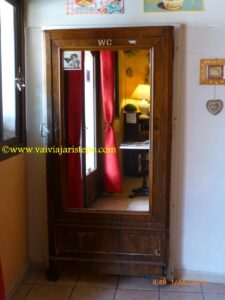 Um dos salões da creperie. A porta espelhada do armário, à esquerda, é a porta do toilette. Criatividade na decoração.