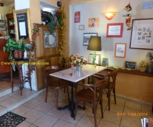 A mesa que ocupamos estava no canto mais acolhedor da creperie. Sorte nossa.