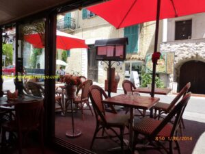 Rue Saint Sébastien, vista do restaurante Creperie du Vieux Village.