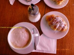 Nosso segundo café da manhã, curtido em Biot. Simples, mas saboroso.