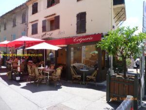 O lugar da creperie não podia ser melhor. Estava bem no início da rua, à direita.