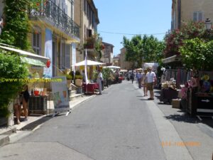 Rue Saint Sébastien. No final desta rua encontra-se o plano da cidade - um trabalho em mosaico original e útil que incluí na foto em destaque.