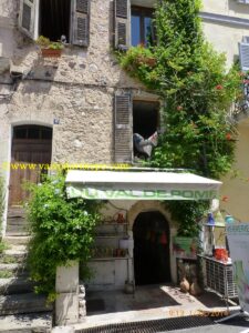 Copos de vidro canelado e borbulhado. Você sabe do que se trata? Clique aqui e saiba mais.