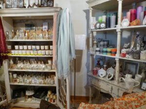 Perfumes, colônias, sabonetes, velas, bolsas, móveis, cerâmicas, quadros, enfim, o comprador se perde dentre tantas peças maravilhosas.