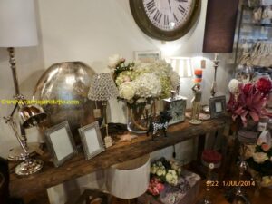 Abajures diferenciados, louças de porcelana, toalhas bordadas como antigamente fazem parte dos objetos que a loja oferece.