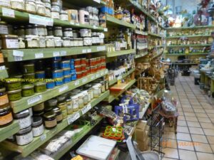 A loja La Maison de Lucille é uma festa! Foi entre centenas de artigos que meu amigo encontrou um acendedor de fogão fantástico. Acabamos trazendo dois. No meio de tanta oferta cheguei a pensar que encontraria um exemplar do Almanaque do Pensamento de 1913.