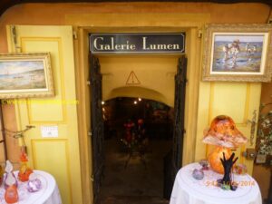 Esta galeria modernizou-se e está linda de viver. Não atende mais no subsolo, mas ao nível da Rue Saint Sébastien.