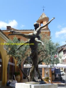 foi uma das esculturas que mais me impressionou na vida. Esta maravilha, que parece ter vida, está exposta em uma pequena praça no final da rue Saint Sebastien, próxima ao Museu de História e de Cerâmica de Biot.